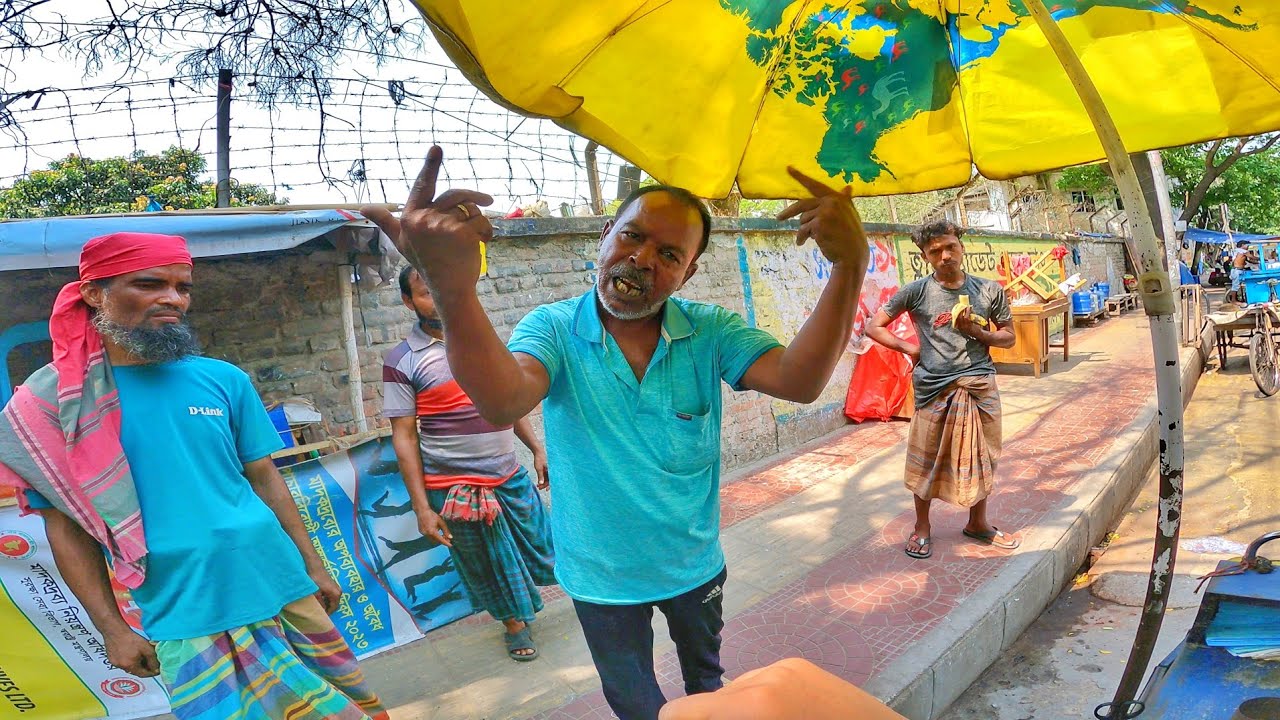 ফুটপাতের এই ক্ষমতার কাছে জিম্মি সাধারন মানুষ।