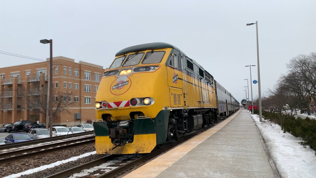 Short and freezing railfanning at Lombard! Ft: Metra 90! 12/13