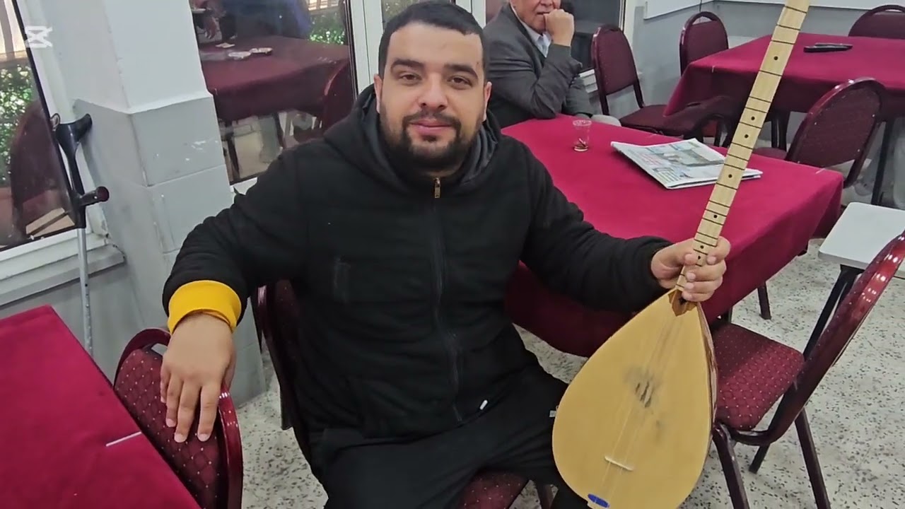 DEMİRCİ'DE SİNOP BOYABAT'TAN GELEN SARGIN KESİCİ PARK KAHVESİNDE TÜRKÜ SÖYLÜYOR2026-02
