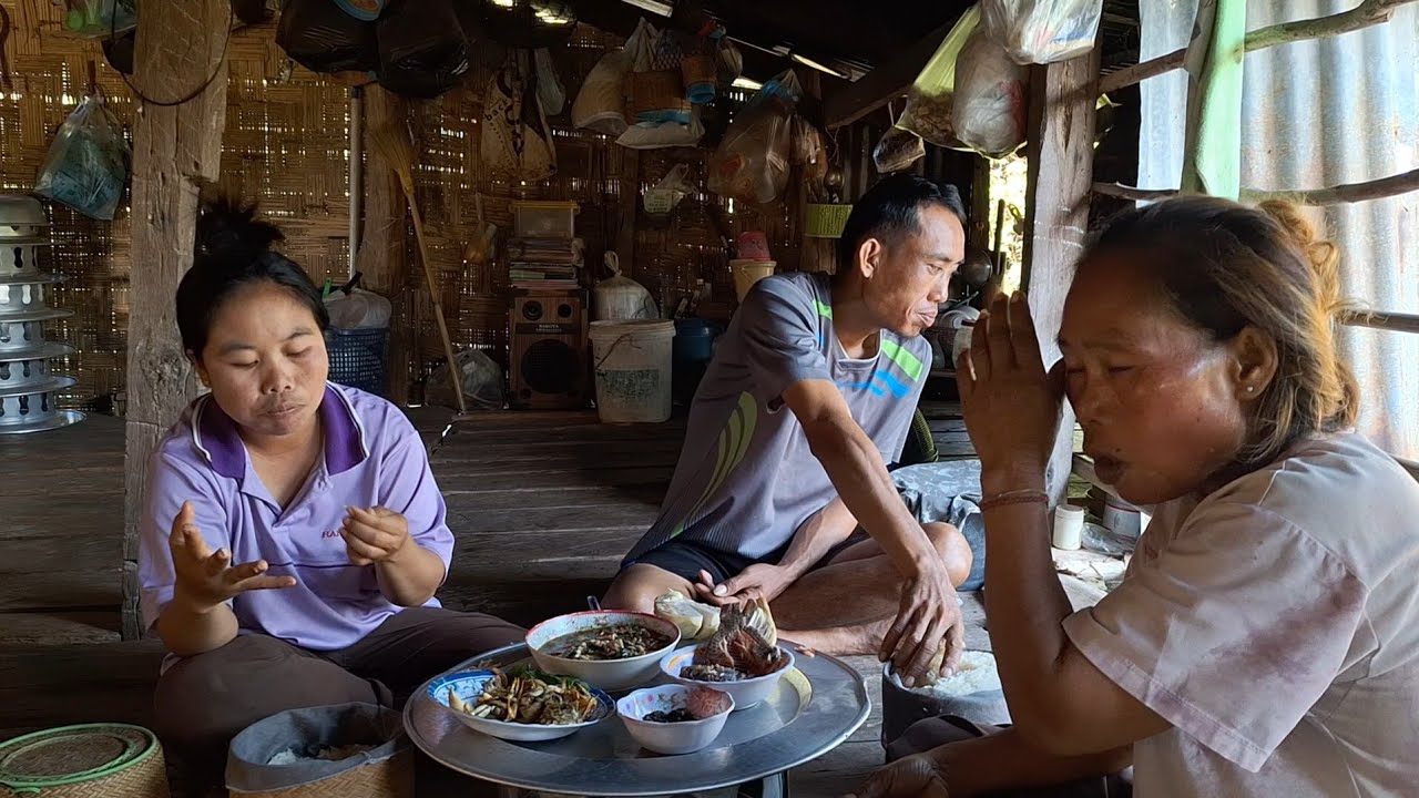 ลาบไก่บ้านปี้งปลาแดกต่อนกินเข้าเช้า21 ตุลาคม ค.ศ. 2025