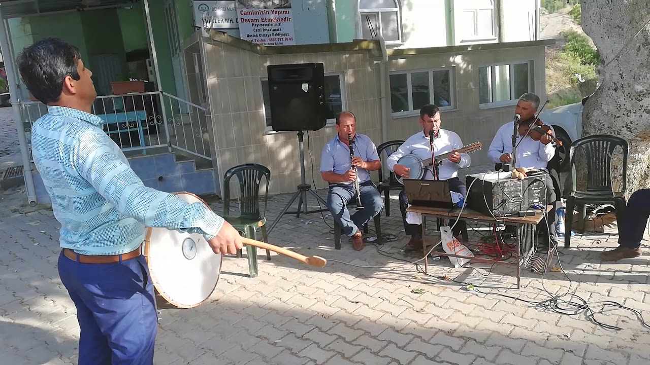 DEMİRCİ'NİN YİĞİTLER KÖYÜNDE ERDOĞAN KÖSE ve ARKADAŞLARI FERİDEM TÜRKÜSÜNÜ SÖYLÜYOR..