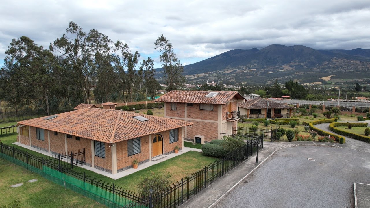 For Sale: 2 Bed, 2 Bath Home w/Apartment, Mountain Views, Hot Tub, Cotacachi, Ecuador $329,000 USD