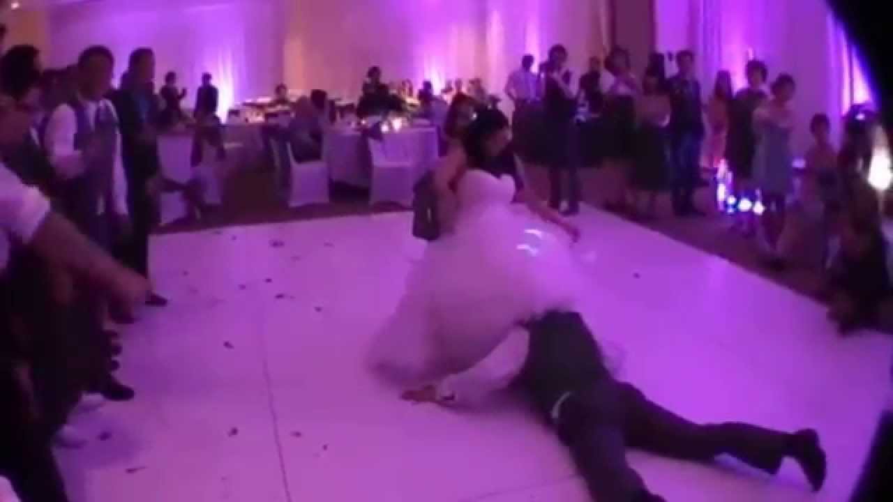 Quitándole el liguero a la Novia.