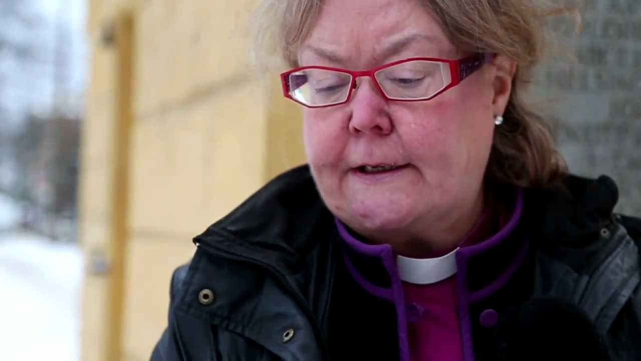 Helsingin piispa Irja Askola lukee jouluevankeliumin