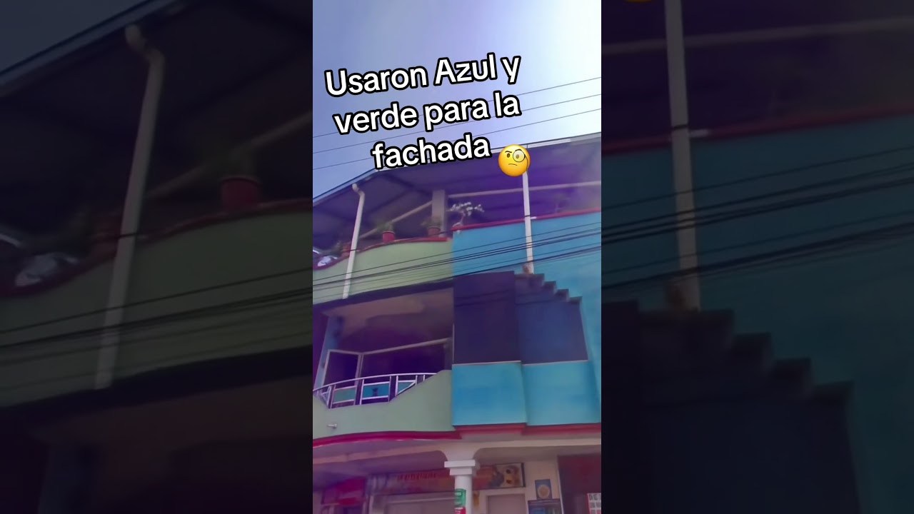 La fachada de la casa tiene color azul y verde muy brillante 