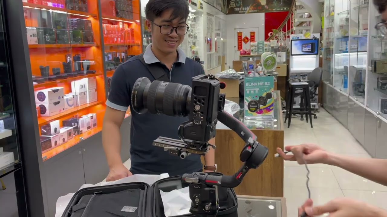 Cân bộ combo Sony A7 IV với ống kính Sigma 24-70mm F2.8 quay khung dọc bằng gimbal DJI RS3 pro