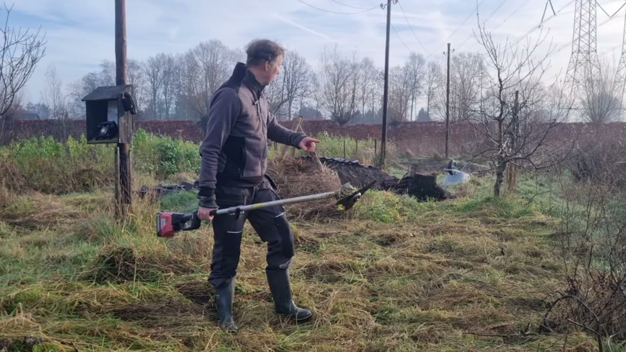 Bloemenwei maaien en afvoeren. # gardening 