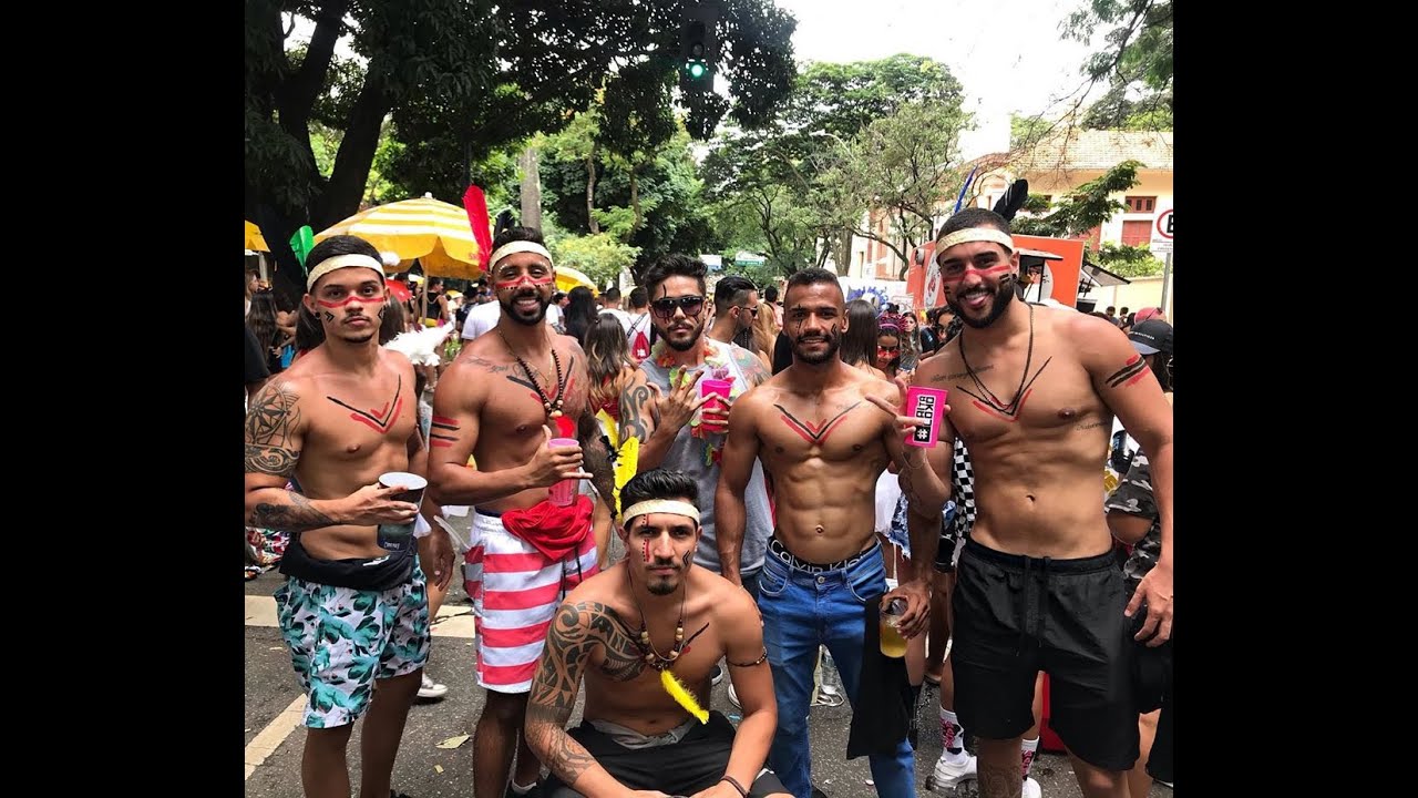 Desfile do Bloco Alo Abacaxi no Carnaval 2020 em BH - www.fervecao.com