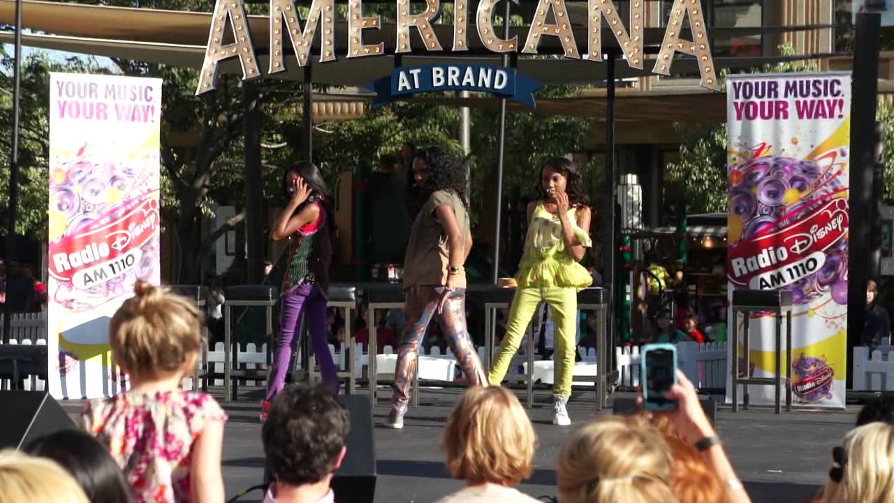 China Anne McClain and Her Sisters Singing 