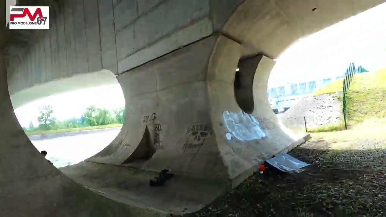 voilà pkoi j'aime mon x-maxx ,quand le terrain est grossier pour les 1/8 c chaud , ail mon sledge