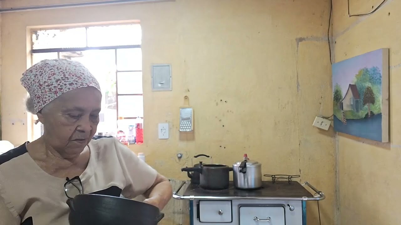 Tava muito quente  aqui já terminei  rápido meu almoço 