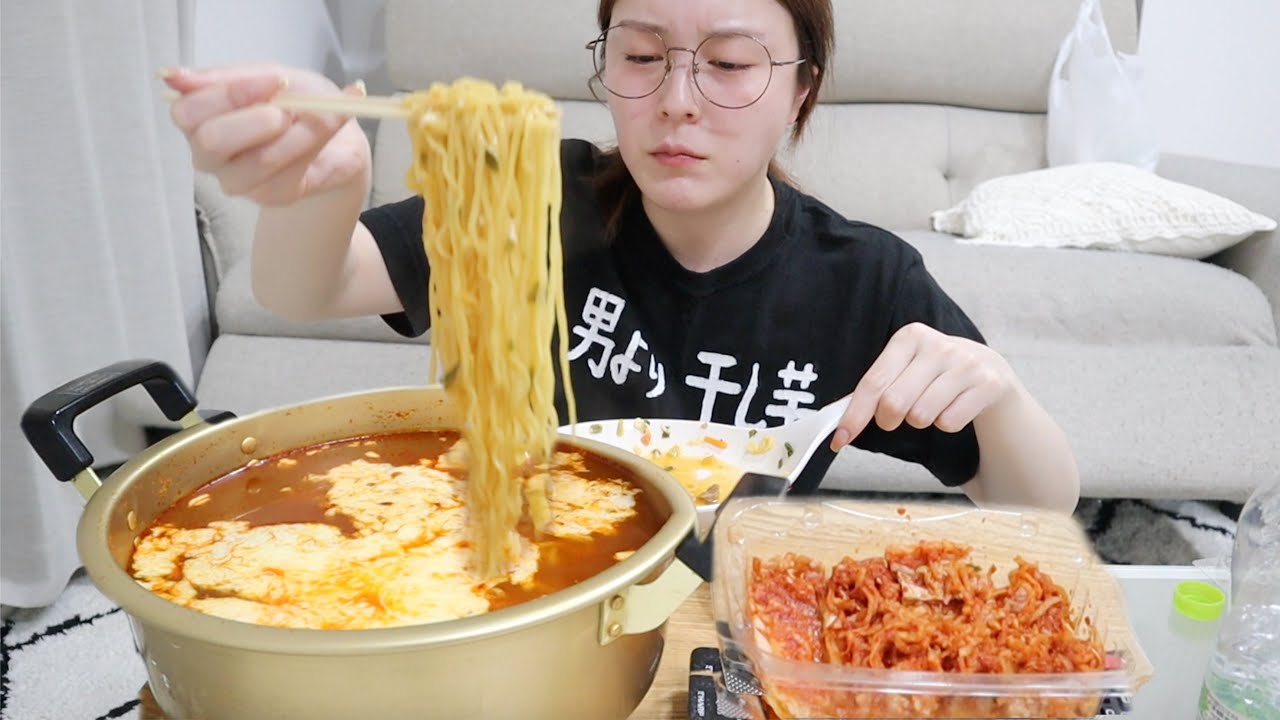 激辛韓国麺に大量チーズぶっこみコンビがたまらなく美味しすぎた😑