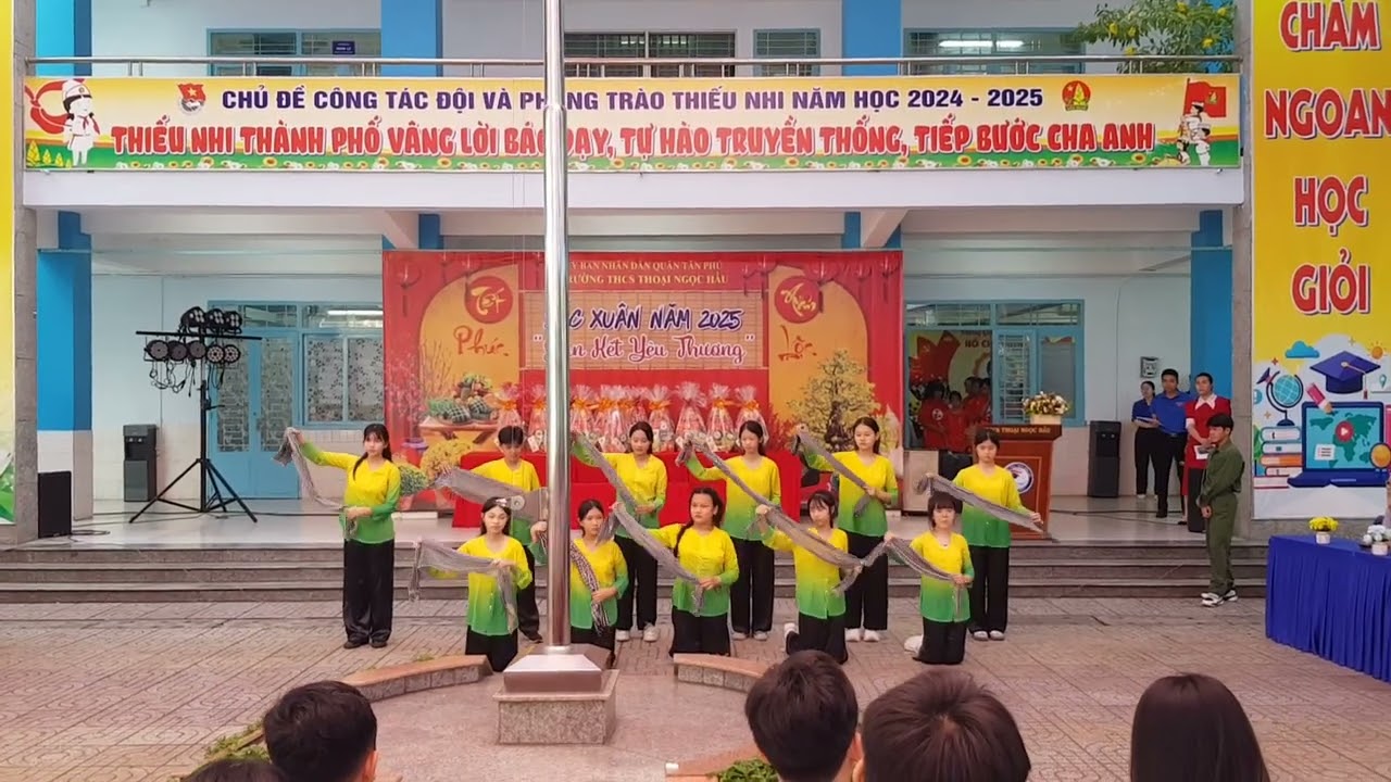 THCS THOẠI NGỌC HẦU-HỘI XUÂN 2025-LỚP 8A8-Dân vũ: NHỮNG NGÔI SAO XA XÔI