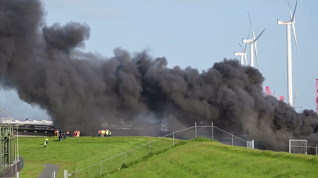 Grote brand op schip geladen met vloeibare bitumen in het zeehavenkanaal Farmsum geblust