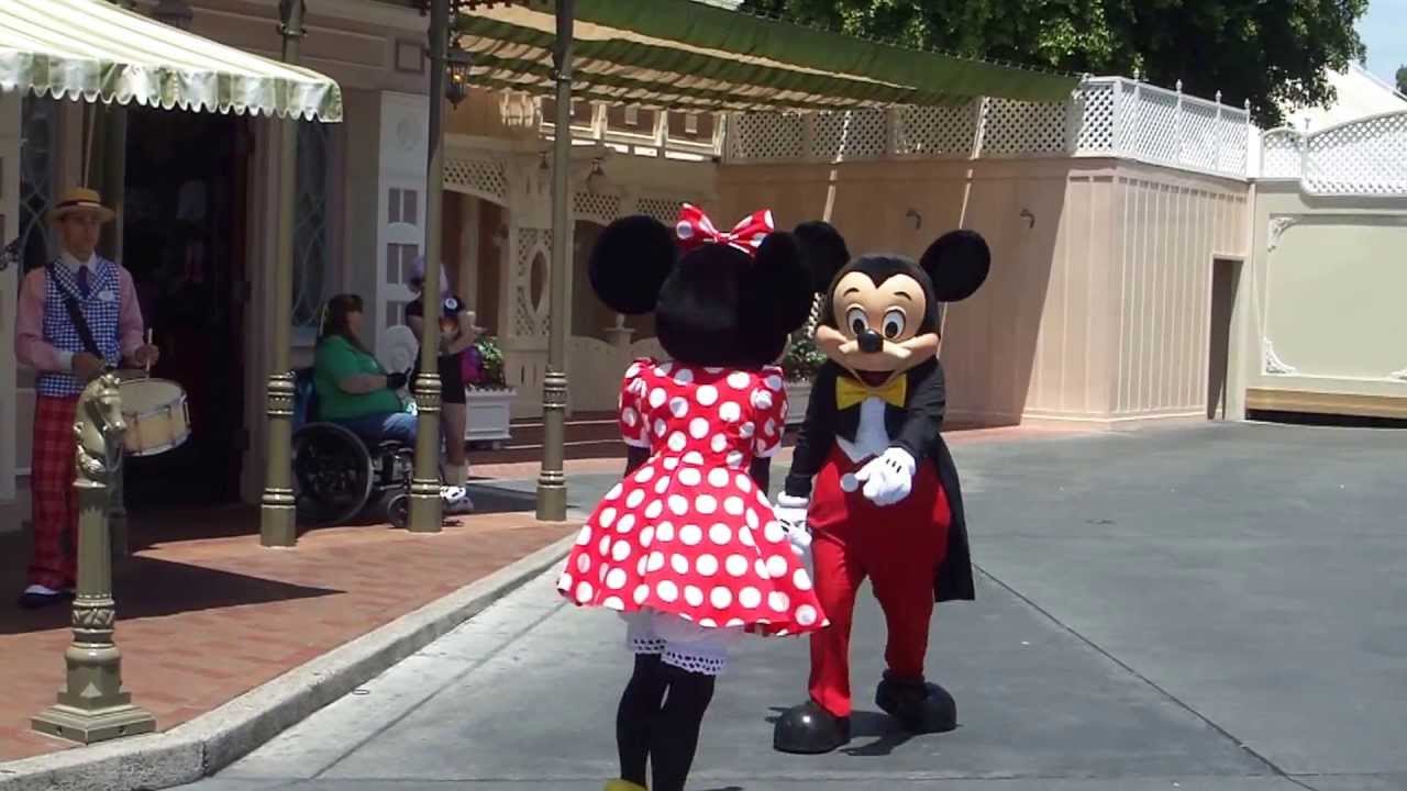 DISNEYLAND MICKEY AND MINNIE MOUSE SWING DANCING ( HD )  JUNE 23 , 2013