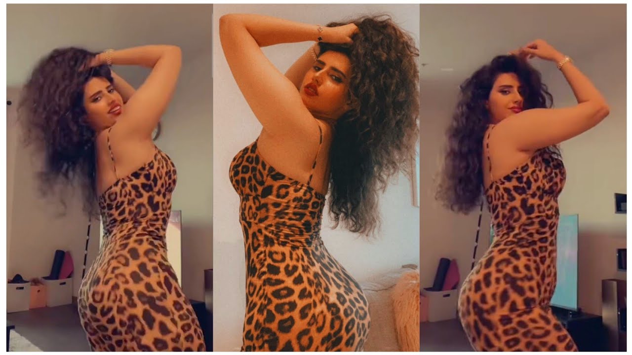 مودل اش رقص وهز كل جسمها بملابس مثيرة 🔥🔥