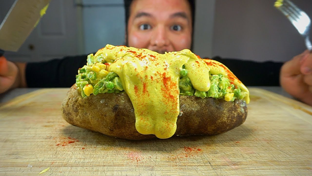 PAPA RELLENA CON QUESO VEGANO