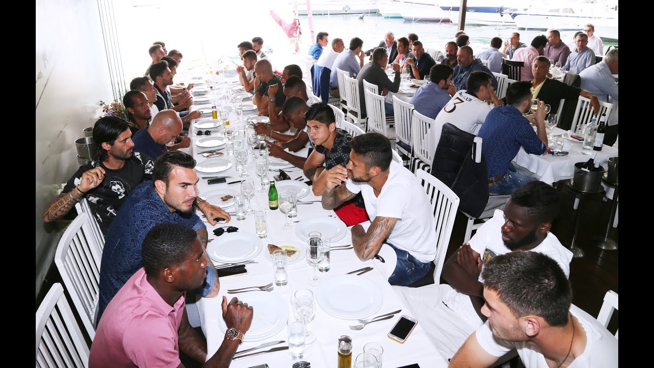 Οικογενειακό γεύμα στο Μικρολίμανο / Family meal in Mikrolimano
