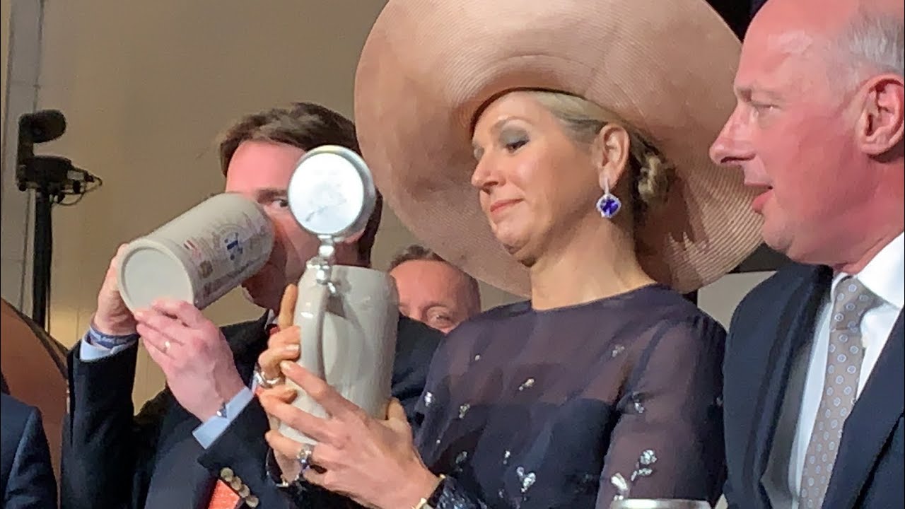 Proost! Máxima toost met bierpul bij jarig Bavaria