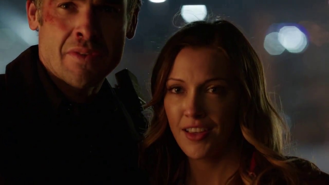 White Canary Saves Girl from Burning Building - Arrow 2x22