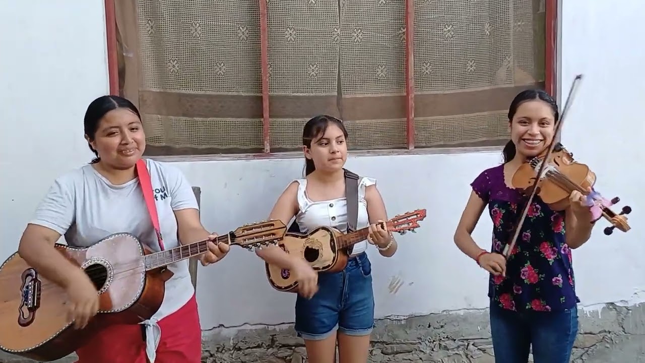 Trío Bella Huasteca: La  Azucena Bella