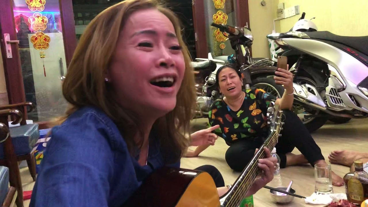 Thailedung vui trên bàn nhậu cùng bạn bè 🎸