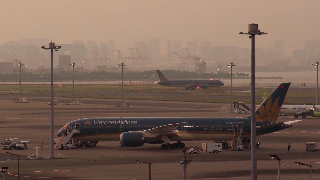 夕景の中のベトナム航空機 (VN-A864 & VN-A862 / 2016-05-28 18:40-18:46 JST / HND)