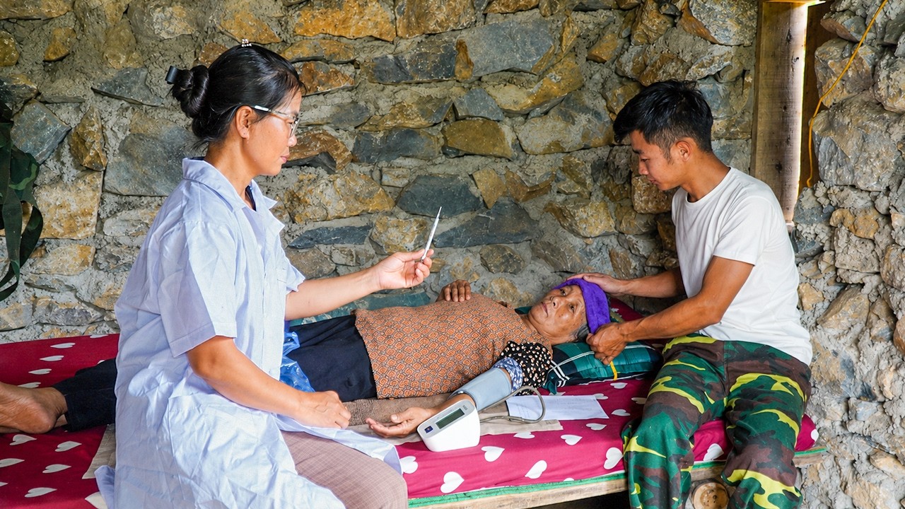 Grandma&rsquo;s Health Suddenly Worsened &ndash; Decided to Find a Doctor to Check on Her