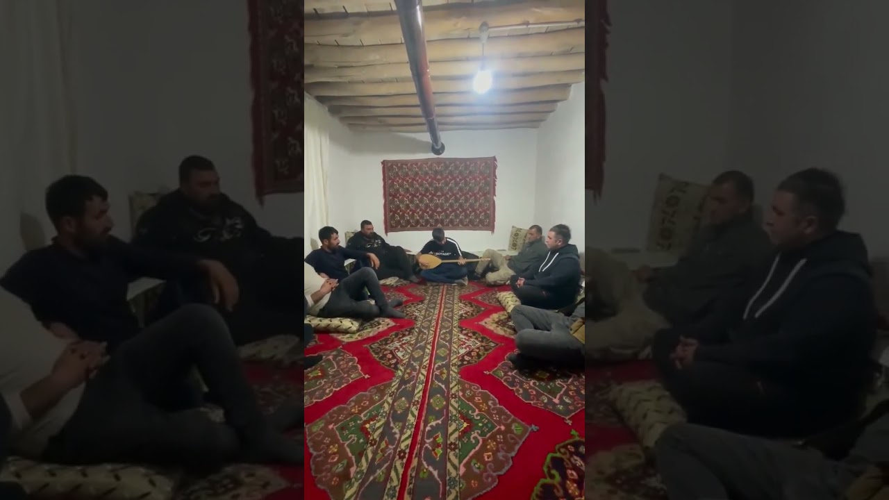 Kutuga Ramazan Pektaş dost meclisinde saza ayar veriyor maşallah