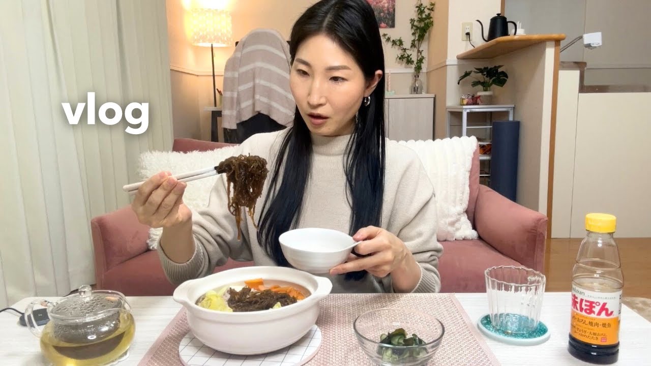 【40代独身一人暮らし】新しい服を買って料理を楽しむ日常vlog。お餅のフレンチトースト、もずく鍋。白と黒のスプーンを観てニンジンにハマる🥕