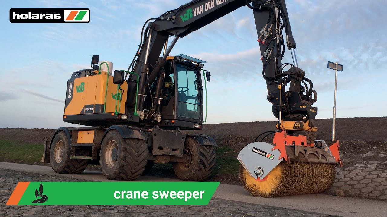 Kraanveegmachine Holaras in werking (crane sweeper)