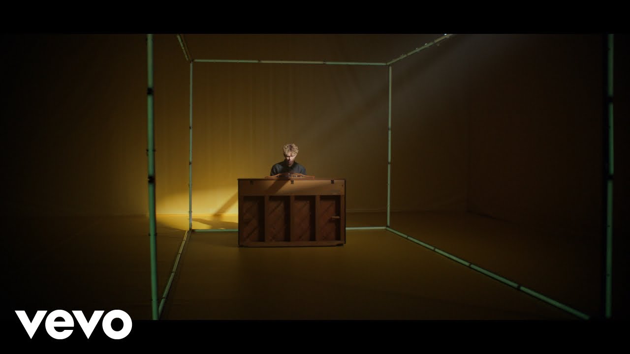 Saveus - Rainman (Lyric Video)