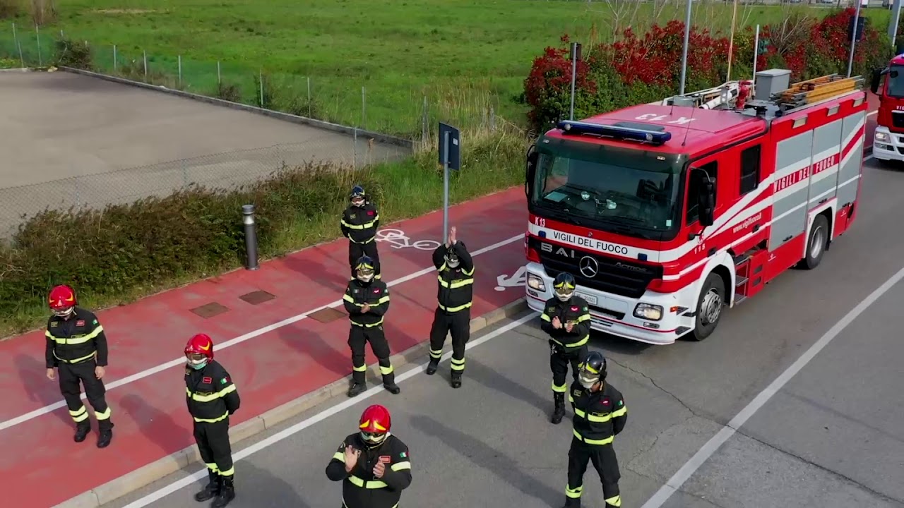 RIMINI: Sirene e applausi dei vigili del fuoco per medici e sanitari | VIDEO