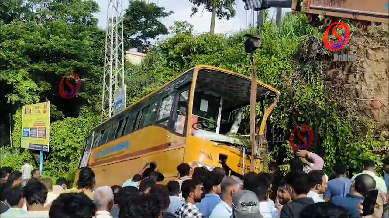 College Bus Crash in Mangalore | Students Safe with Minor Injuries | Urdu/Hindi news