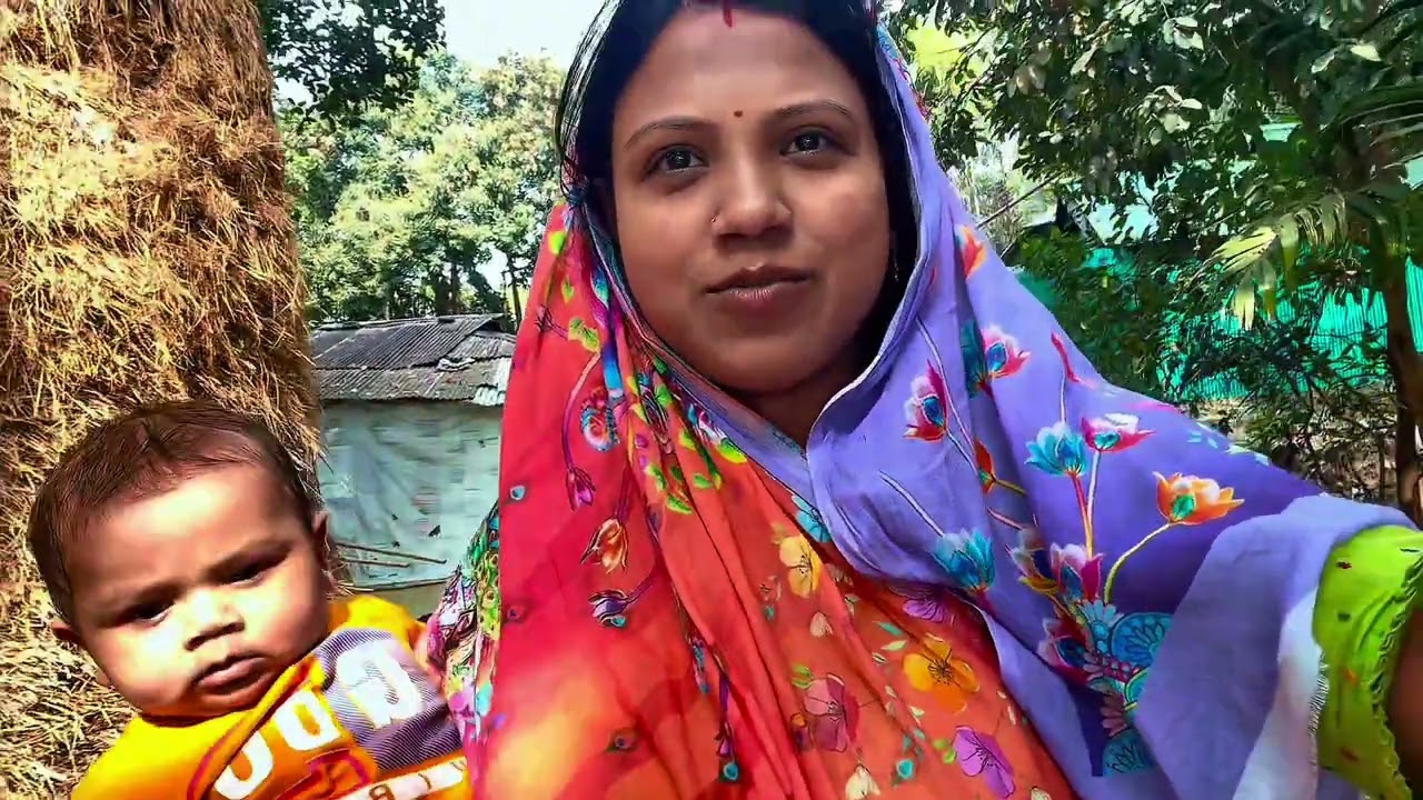 ঠাম্মির কোলে উঠে নাতি অনেক খুশি।