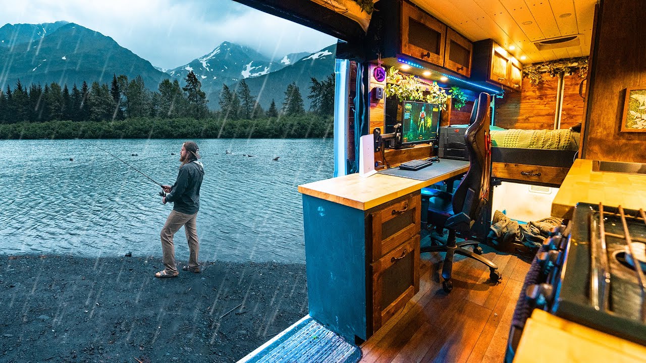 Дождливый кемпинг Vanlife в отдаленном городке на Аляске