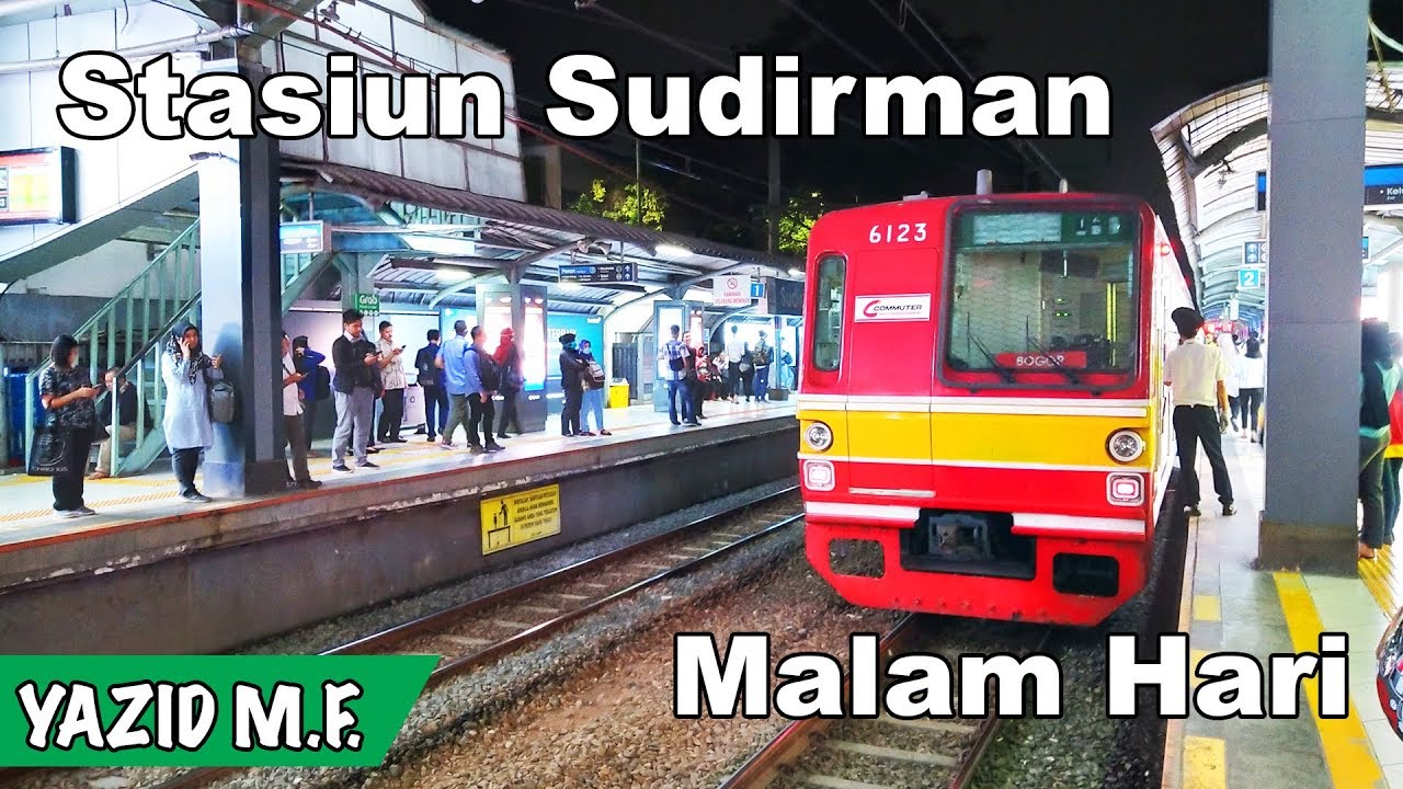 Suasana Stasiun Sudirman Malam Hari