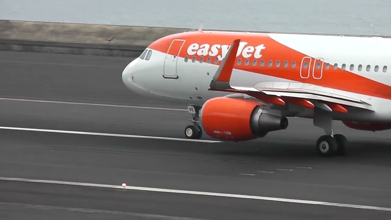 Aterragem  e descolagem de dois avioes da easyjet