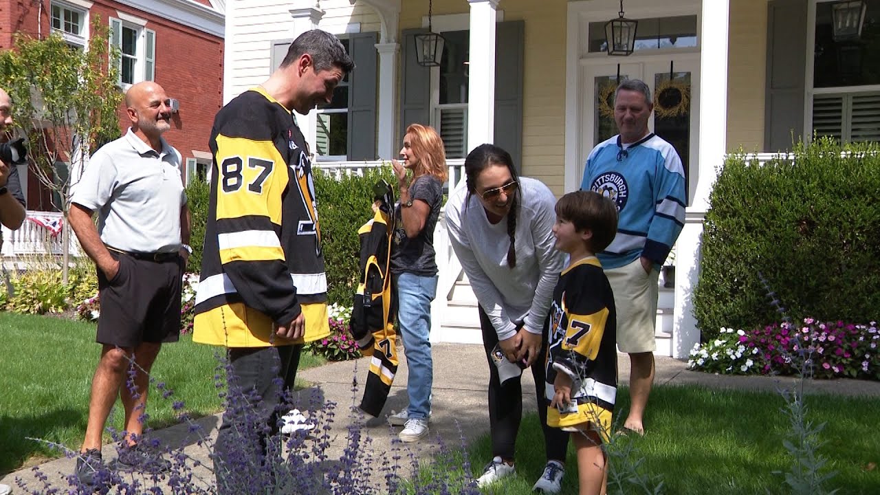 Sidney Crosby surprises Penguins fans; Mario Lemieux stops by too