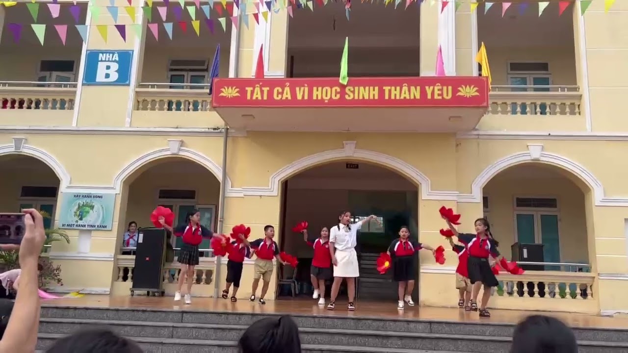 Biểu diễn văn nghệ trường tiểu học Phùng xá 10/11/2023