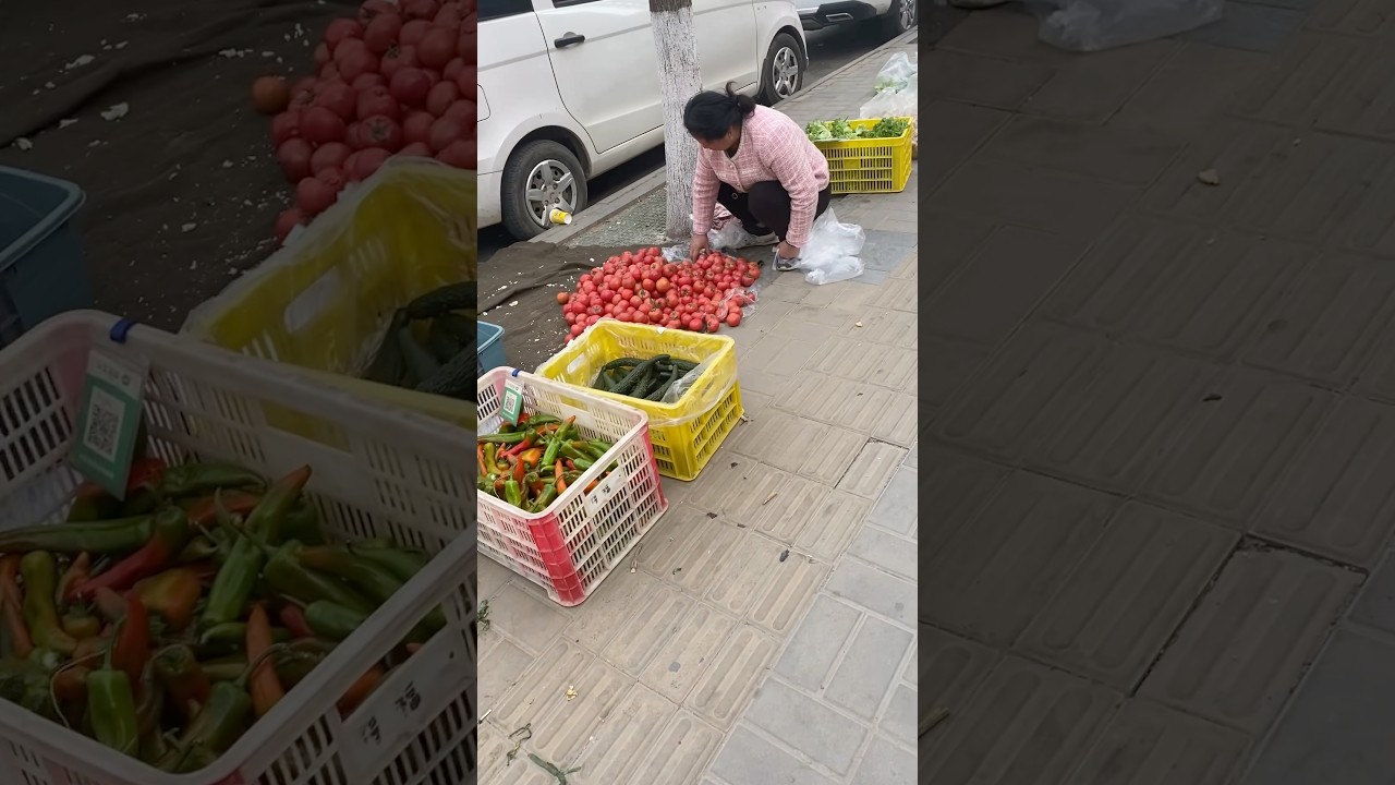 The vegetables sold at the roadside stalls in Xi'an are relatively cheap and fresh