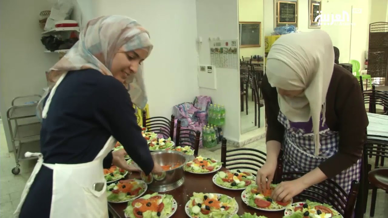 مطاعم الرحمة الجزائرية تقدم الطعام للمحتاجين بجهود شباب متطوعين