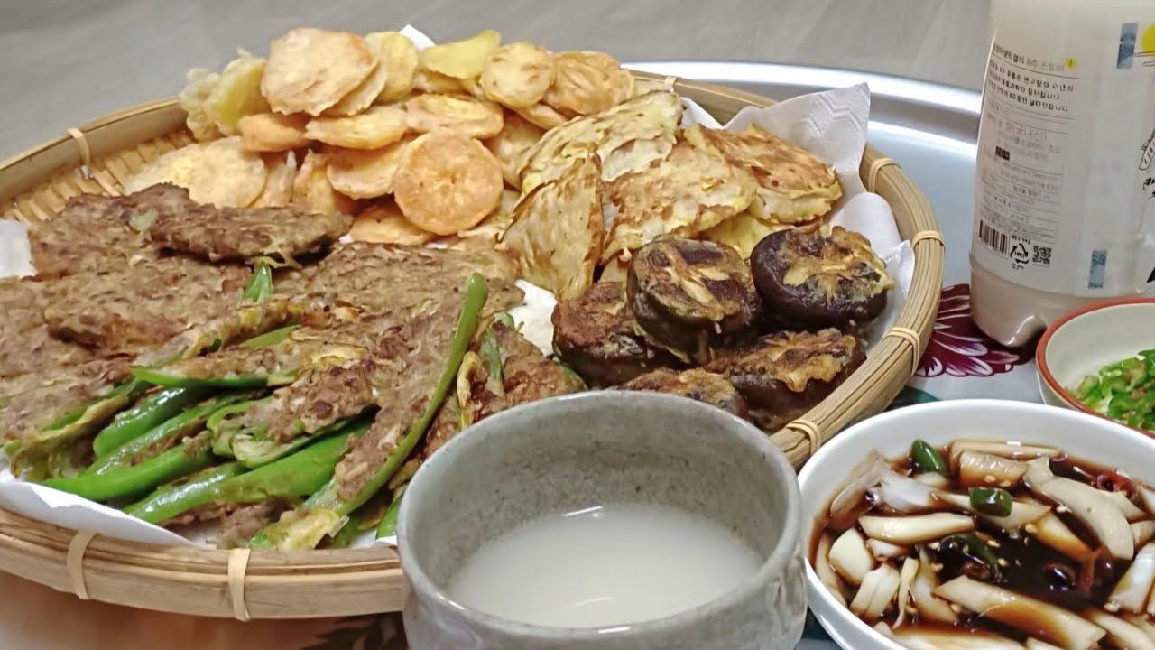 모듬전(고구마전, 동태전, 소고기표고전, 소고기고추전, 소고기동그랑땡) 만들어서 막걸리 한잔^^ & 된장찌개, 전찌개. 마당냥이들은 밥 먹고 잘 지내요♥️