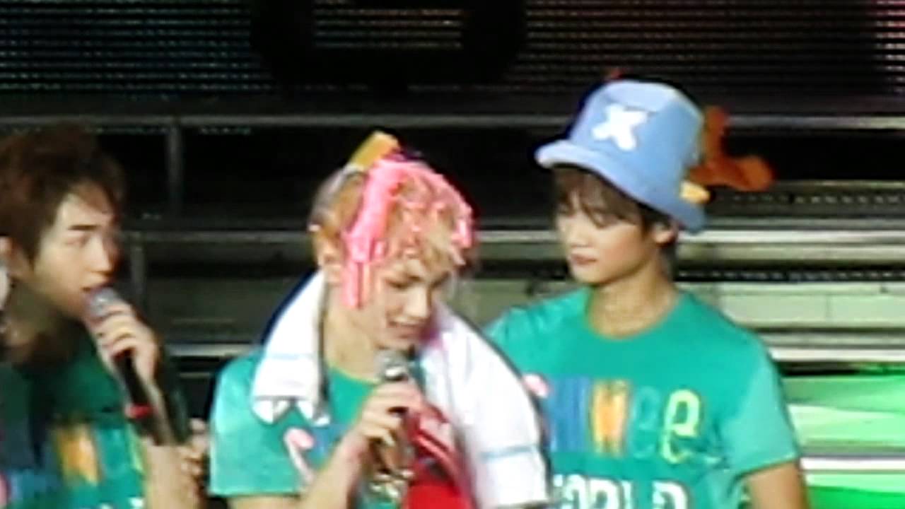2011.9.10 SHINee in Singapore - birthday song for Key