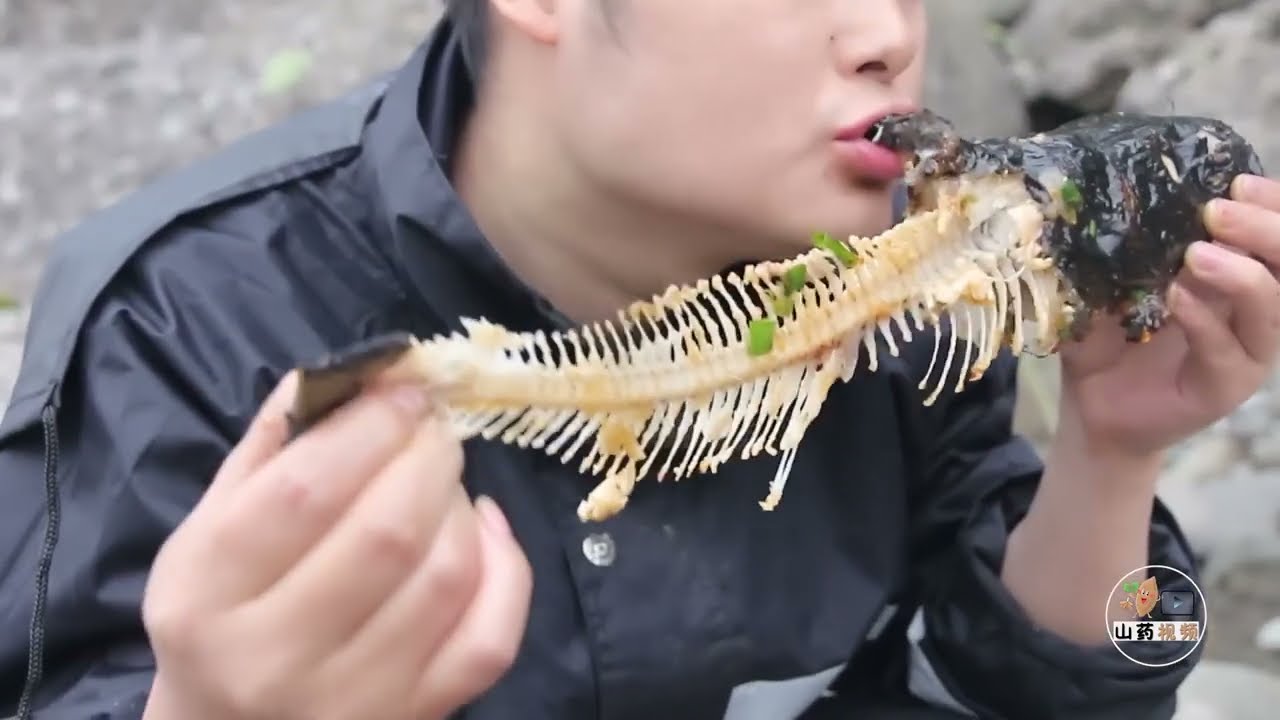 这才是烤鱼最过瘾的吃法，看饿了