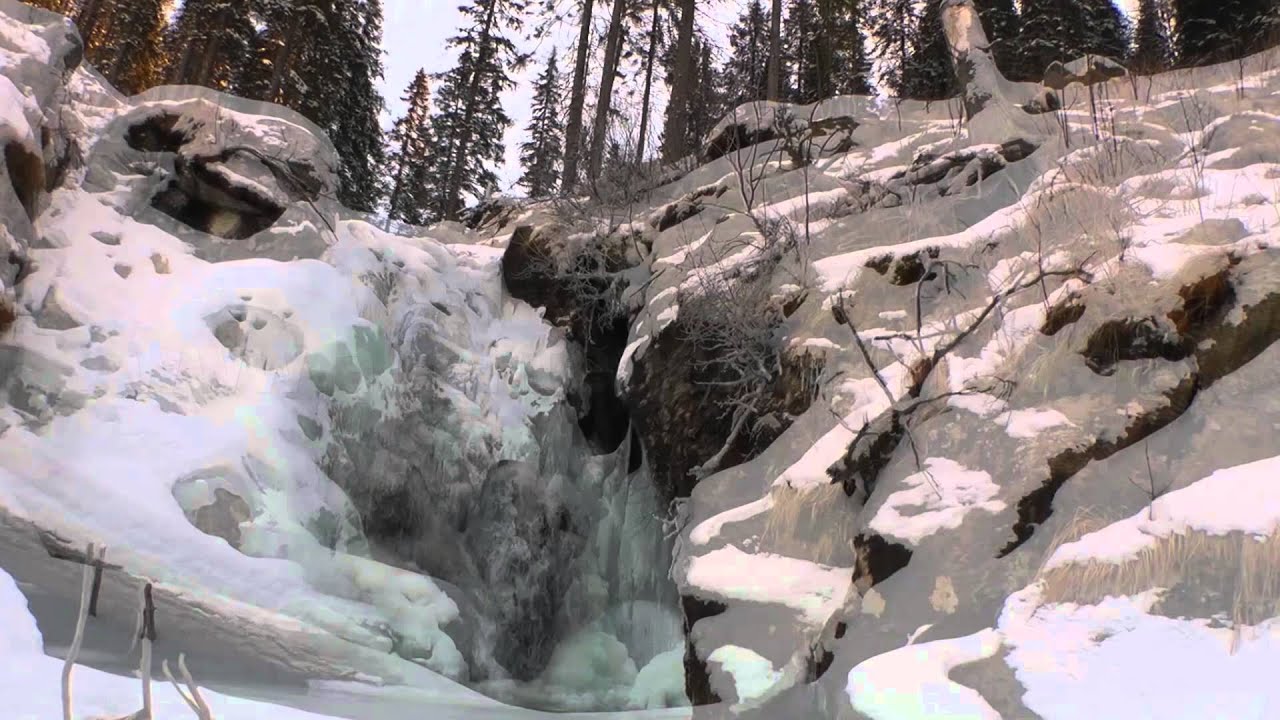 Wasserfall auf der Koralpe im Lavanttal Kärnten friert zu.