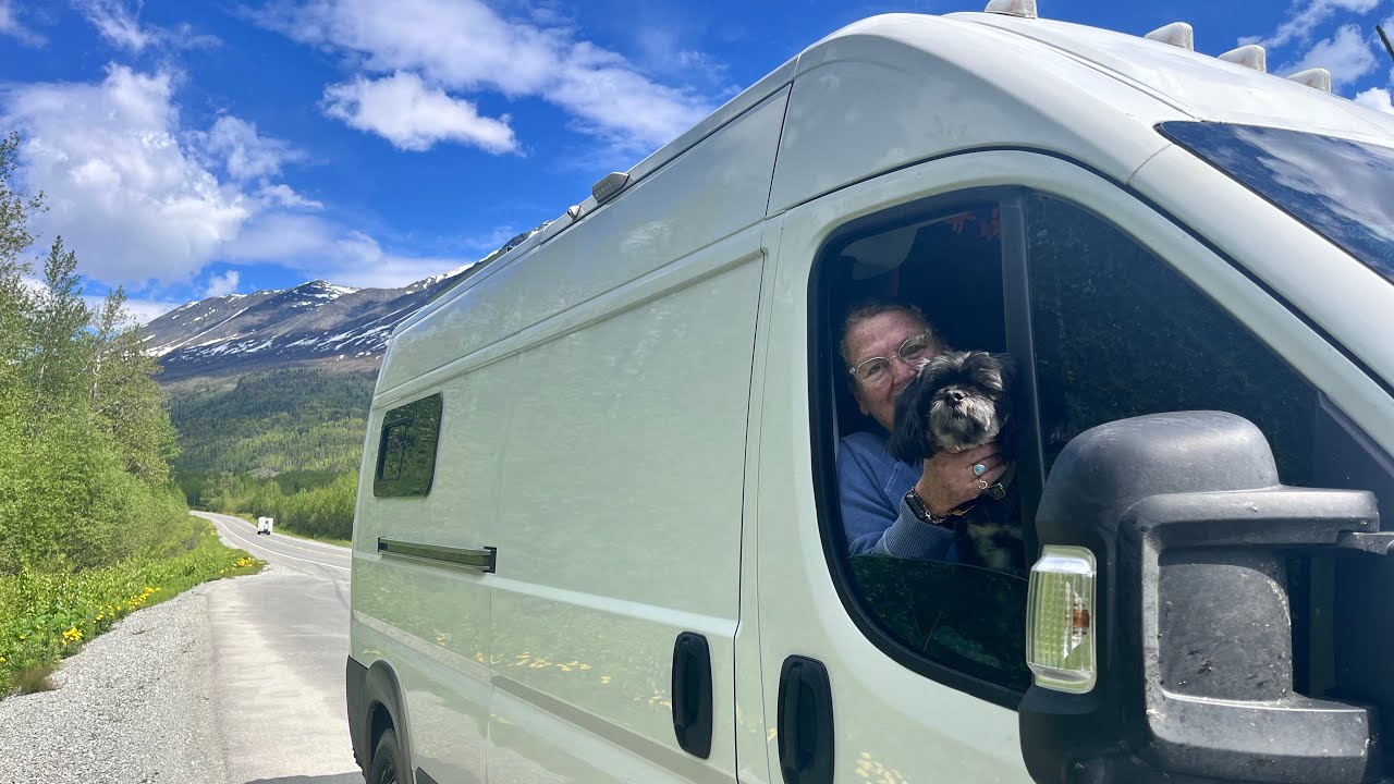 Исследуем Уиттиер, Аляска, с комфортом нашего самодельного кемпера