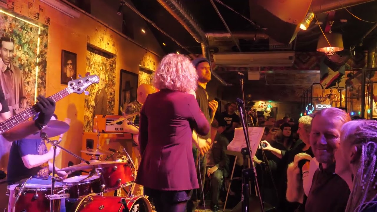 Bielizna - "Dwóch wchodzi, a jeden wychodzi" (Olga Klementowicz, Jarek Chęć) (4K)