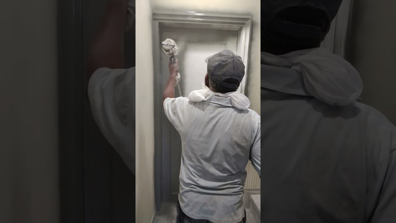 Door per PU paints ka 1st Coat kiya ja raha hai 👍🏠