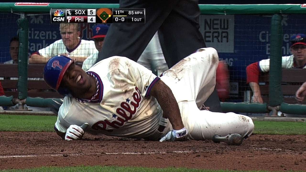 CWS@PHI: Revere runs out grounder after breaking foot